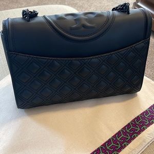 TORY BURCH FLEMING MATTE CONVERTIBLE SHOULDER BAG.